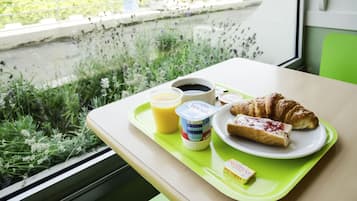 Petit-déjeuner buffet servi tous les jours en supplément