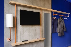 Desk, laptop workspace, soundproofing, travel crib - ibis budget Marmande (Marmande)