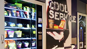 A vending machine with various snacks and drinks, a 'Cool Service' advertisement, and a digital display. - ibis budget Marmande (Marmande)