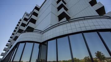 Fachada de la propiedad por la tarde o noche