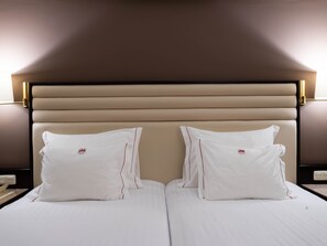 Roupas de cama premium, frigobar, escrivaninha