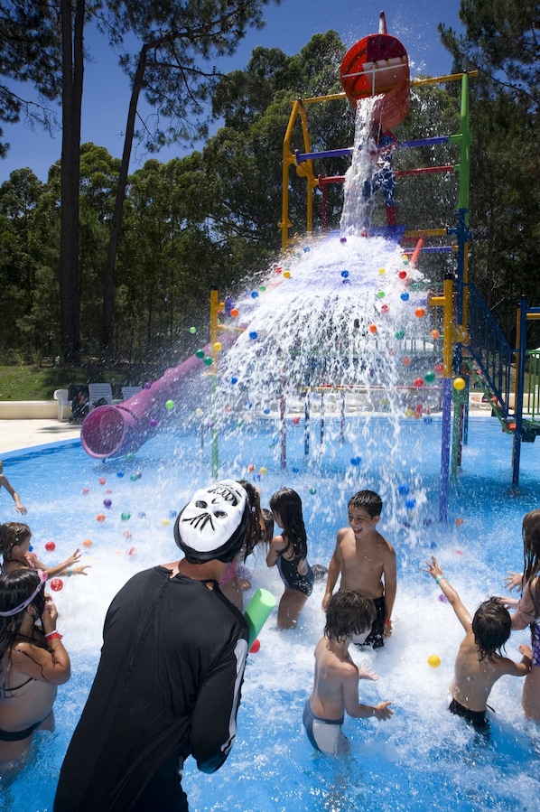 Piscina interna, 3 piscinas externas, guarda-sóis, espreguiçadeiras