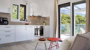 Villa Deluxe, 1 grand lit | Cuisine privée | Réfrigérateur, plaque de cuisson, cafetière/bouilloire