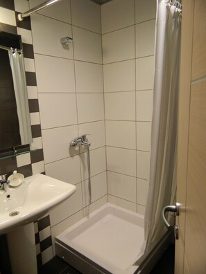 Bathroom shower - Guesthouse City Central International (Skopje)