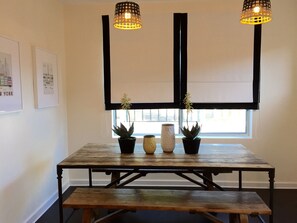 Apartament familiar, 2 dormitoris | Zona de menjador de l'habitació