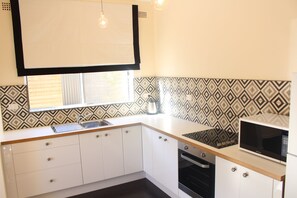 Apartament familiar, 2 dormitoris | Cuina privada | Frigorífic gran, microones, placa de cuina i cafetera i tetera