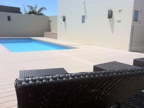 Piscina a l'aire lliure, para-sols i gandules