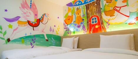 Habitación de hotel con una cama grande, dos almohadas y un mural de colores en la pared que representa animales y una casa.