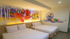 A hotel room with two beds, a large wall mural, and a round mirror. - Legend Hotel Liuhe (Kaohsiung)