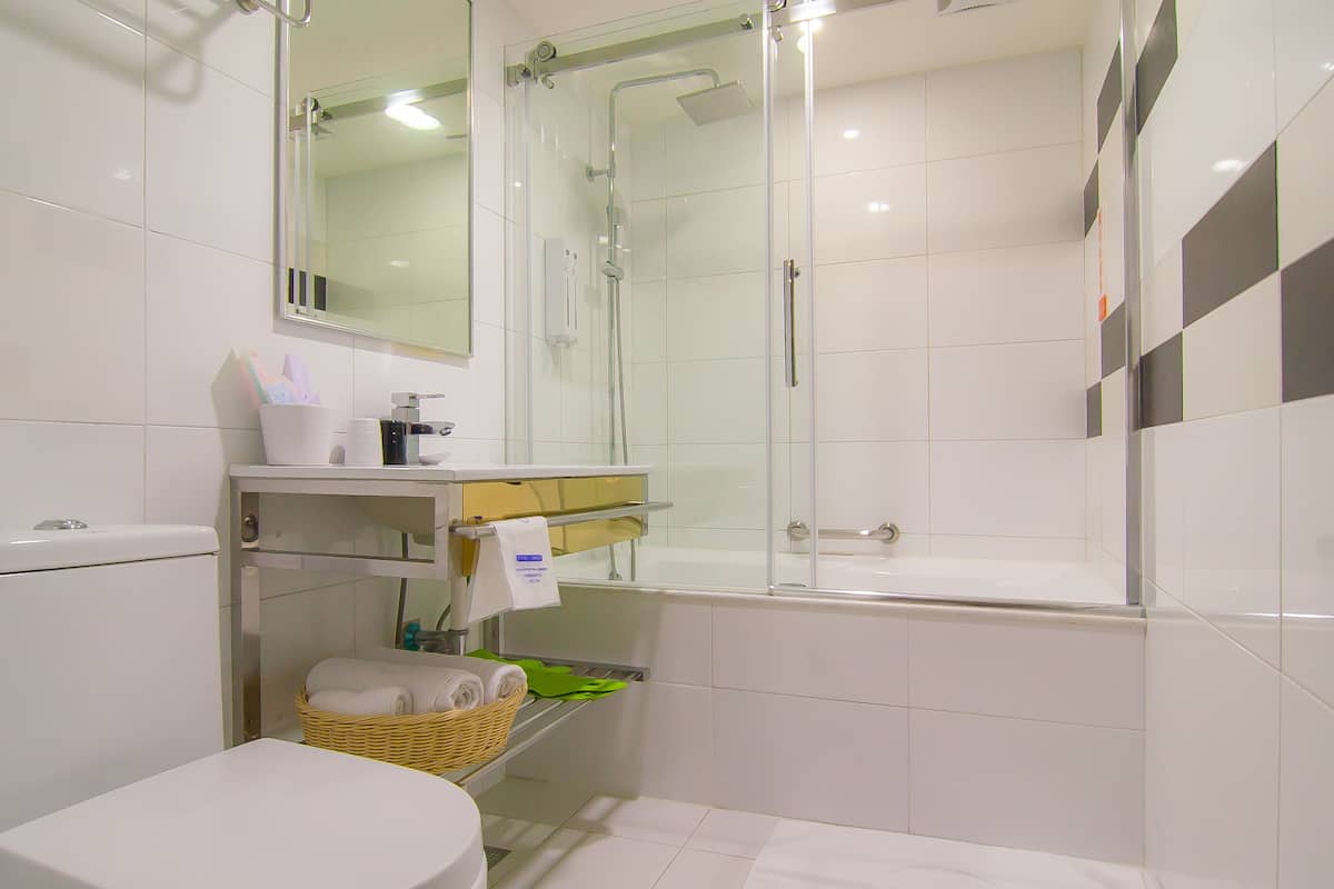elite double room with bathtub | bathroom | rainfall showerhead, hair dryer, bidet, towels