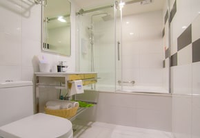 Cabezal de ducha tipo lluvia, secador de pelo, bidet, toallas