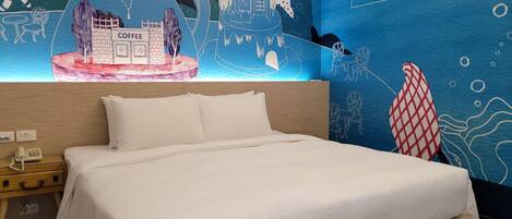 Habitación de hotel con una cama, una mesita de noche, un teléfono y un mural que representa una cafetería.
