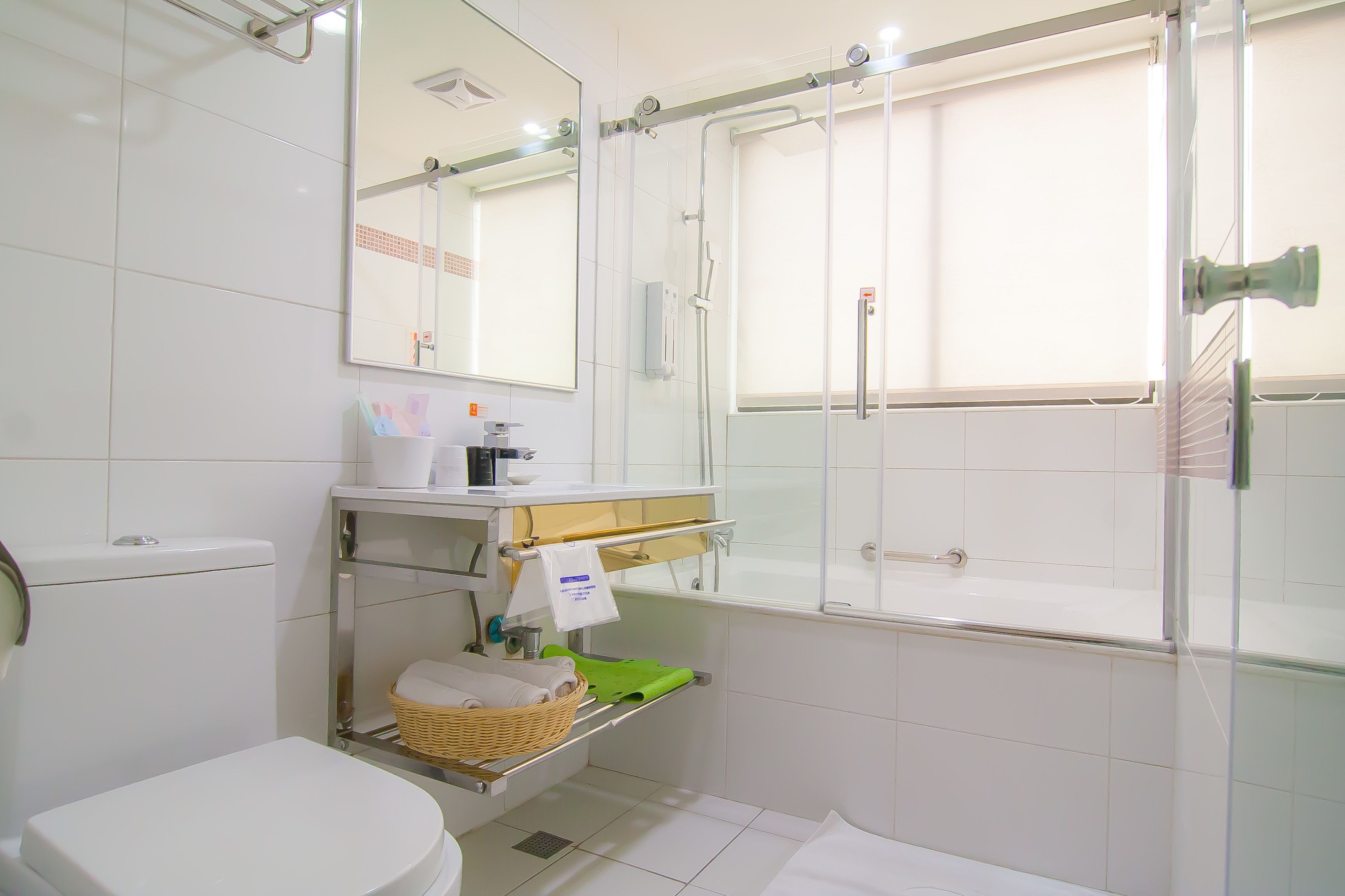 deluxe twin room, 2 single beds (with bathtub) | bathroom | rainfall showerhead, hair dryer, bidet, towels
