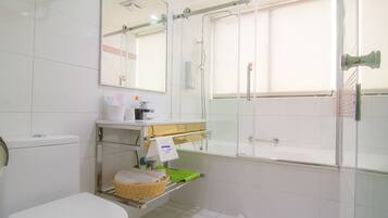 Un baño con inodoro, lavabo y ducha.