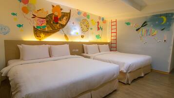 Habitación de hotel con dos camas, piso de madera y un muro decorado con dibujos infantiles y un reloj.