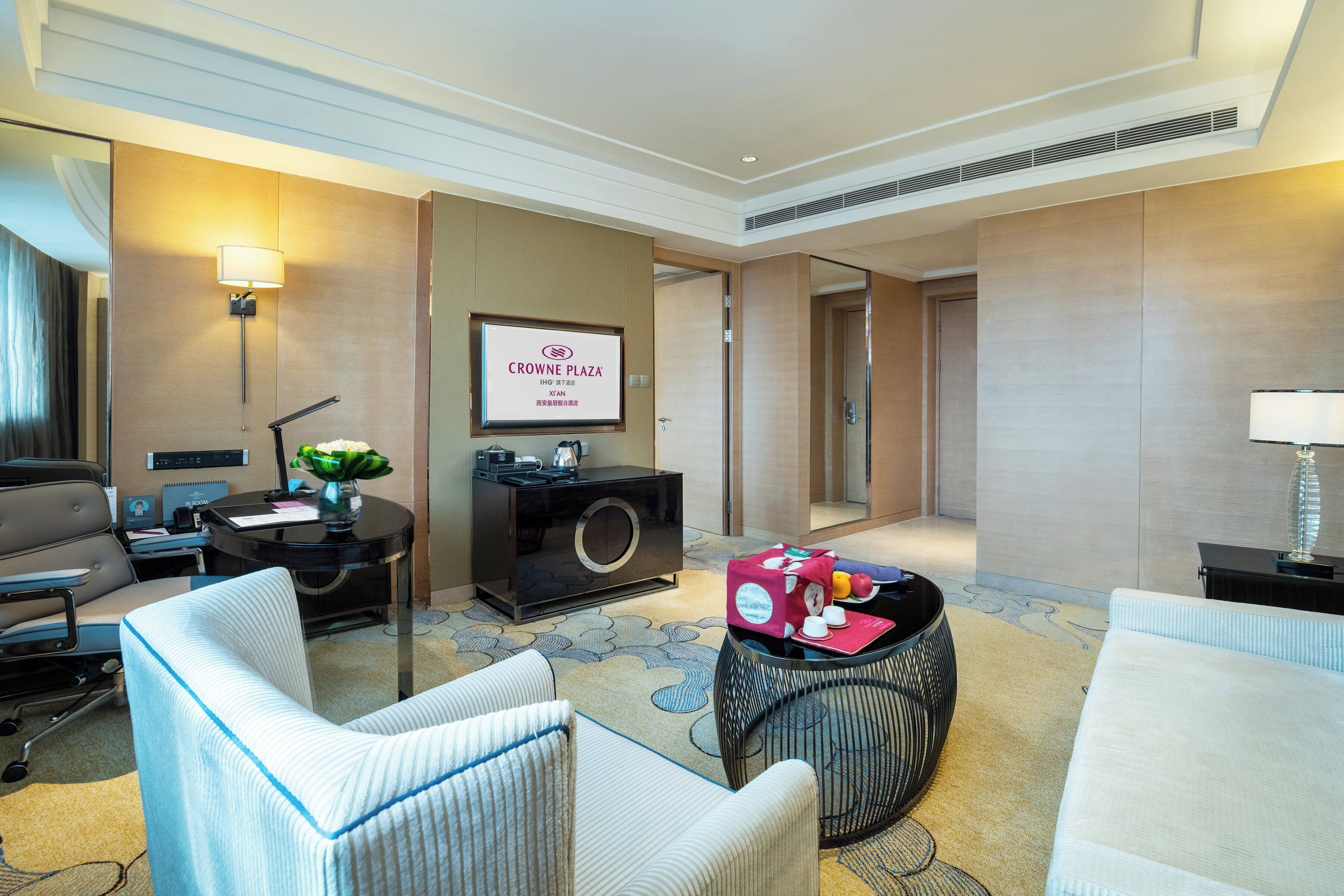 suite, 1 bedroom, club lounge access | 1 bedroom, in-room safe, desk, iron/ironing board