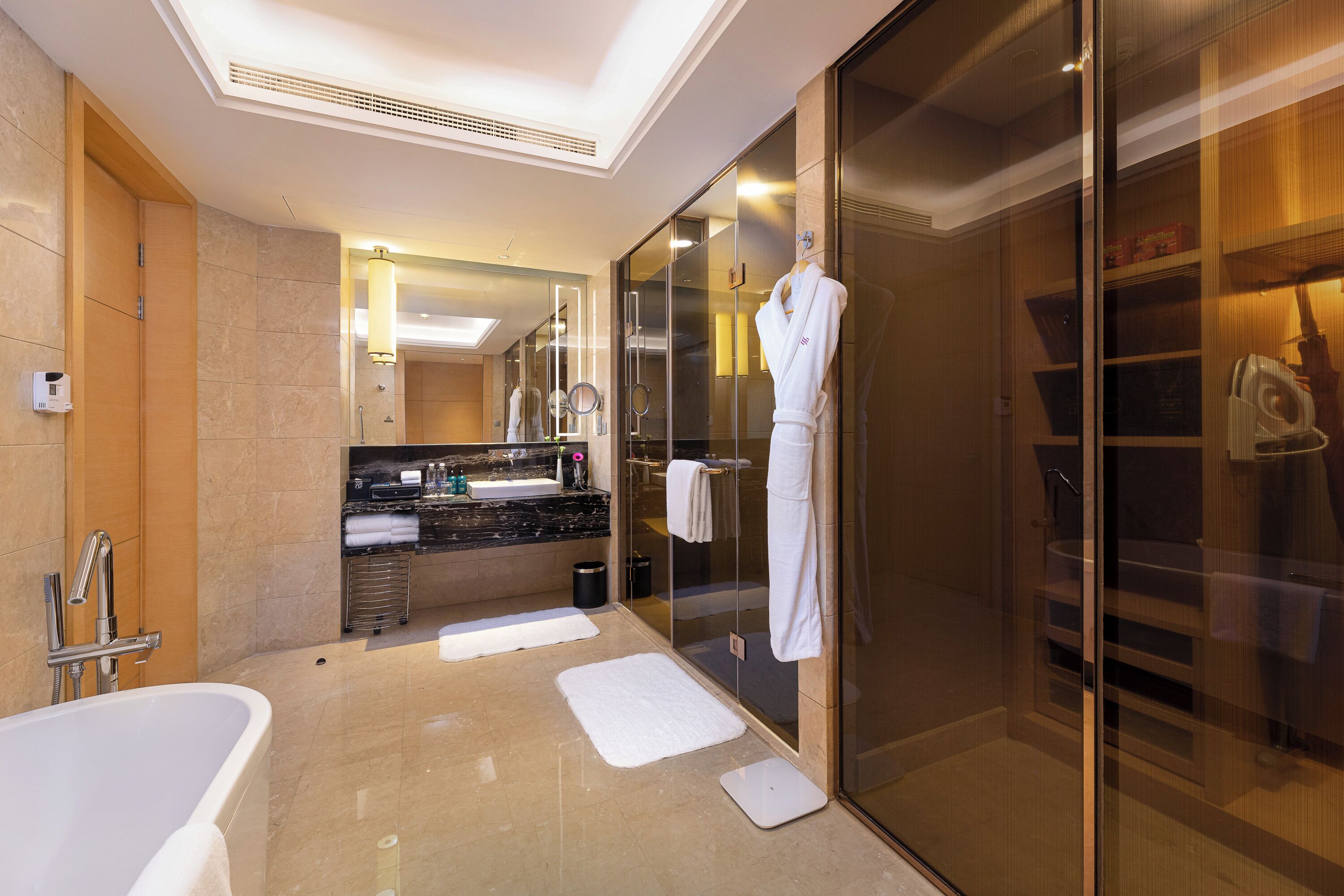 Un baño moderno con bañera, ducha con cerramiento de vidrio y tocador con espejo.
