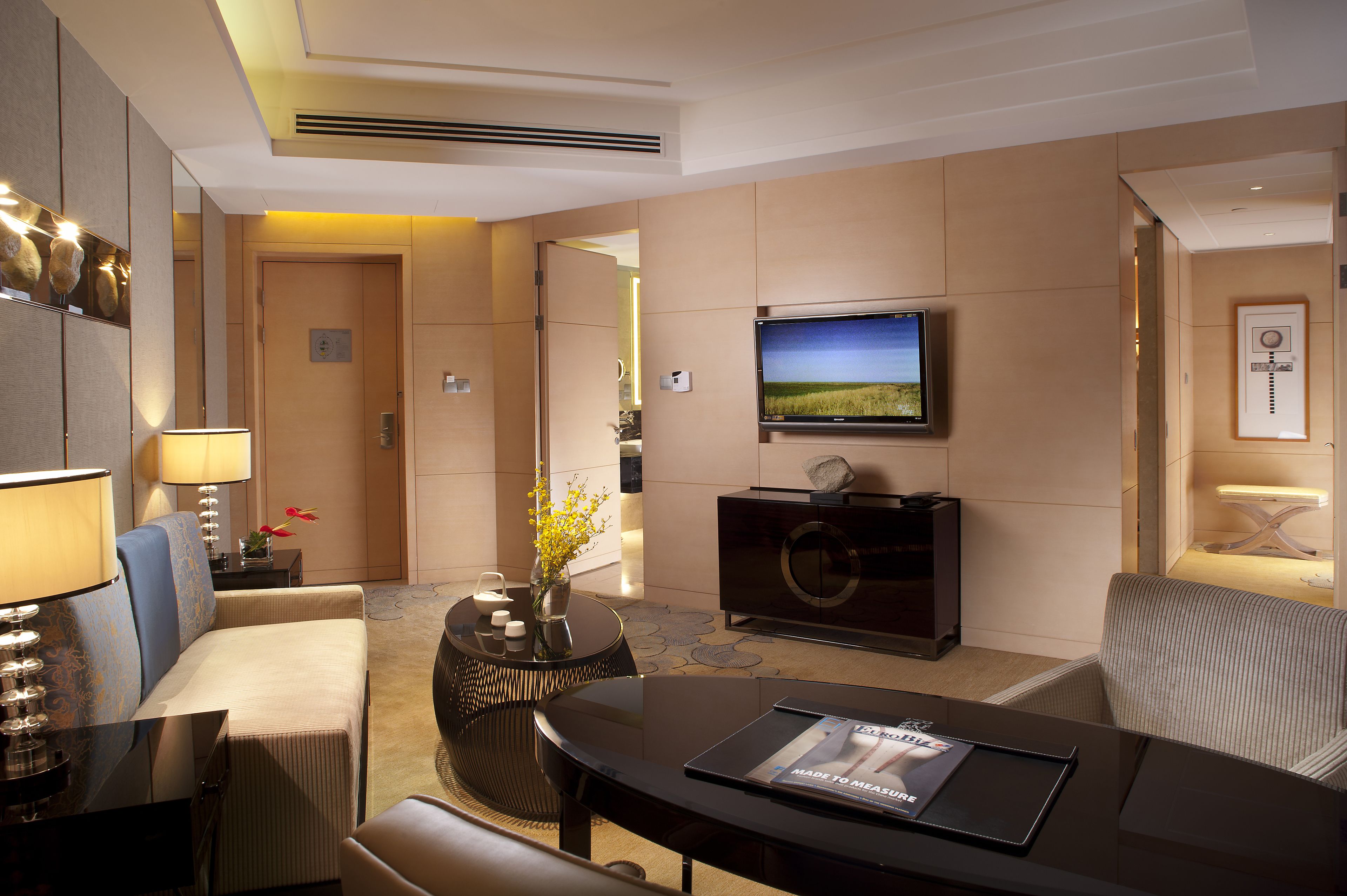 Coffres-forts dans les chambres, bureau, fer et planche à repasser