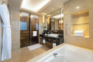 Badewanne und Dusche (separat), kostenlose Toilettenartikel