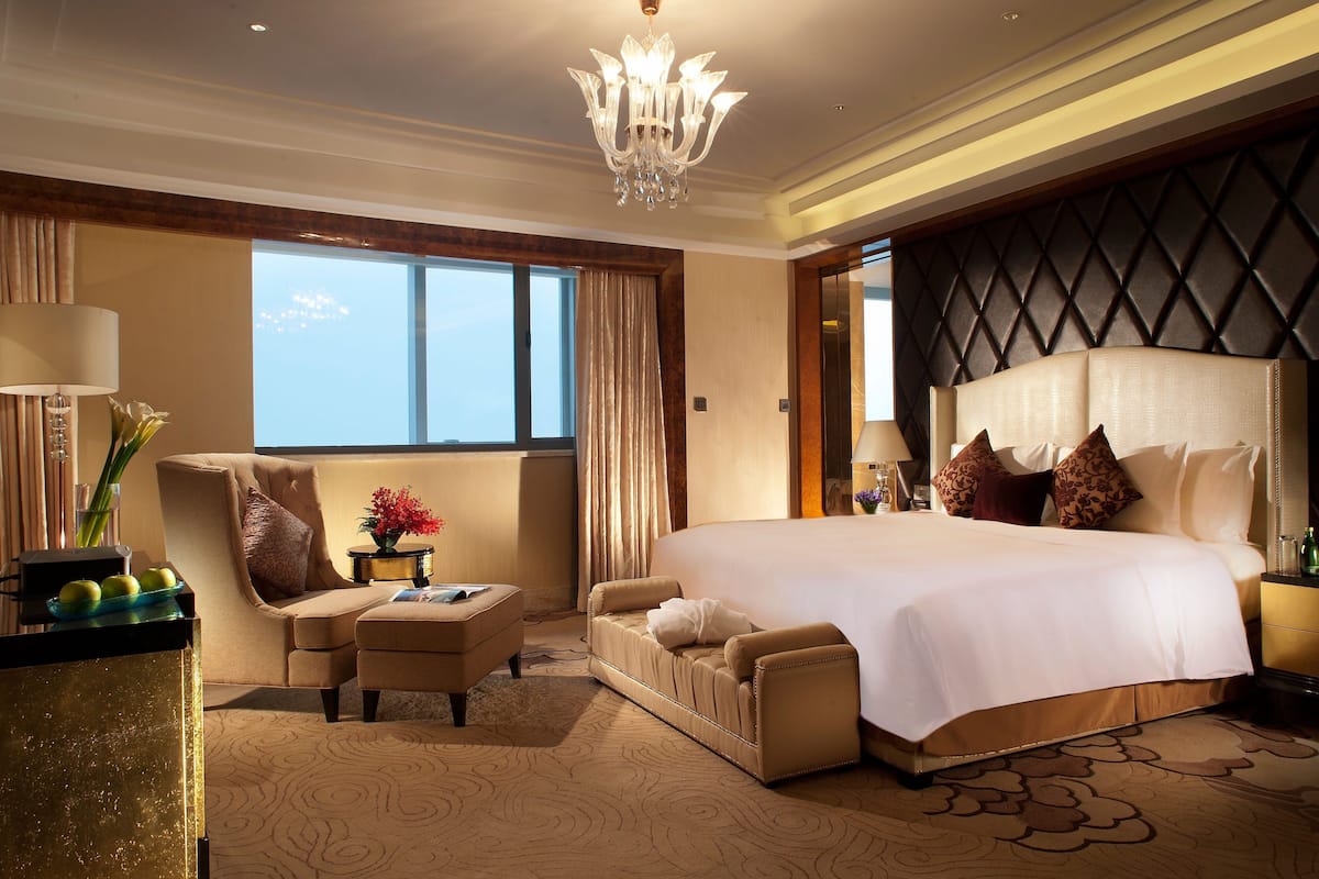 suite, 1 bedroom (dining area) | 1 bedroom, in-room safe, desk, iron/ironing board