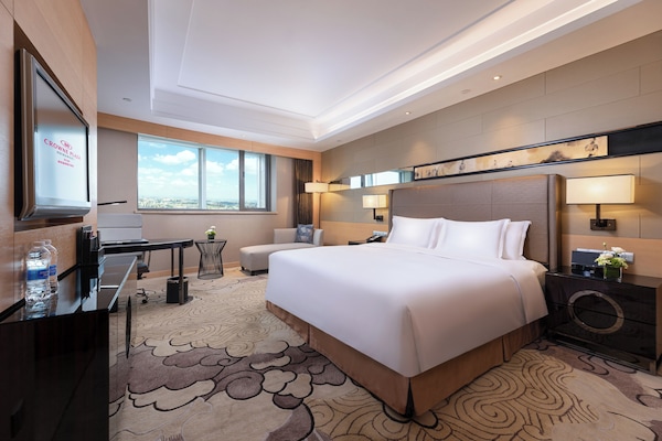 Standard Room, 1 King Bed | In-room safe, desk, iron/ironing board, free cribs/infant beds