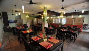 2 restaurants, spécialités Cuisine internationale