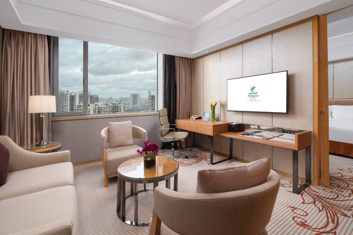 20 bedrooms, premium bedding, down comforters, minibar (some free items)