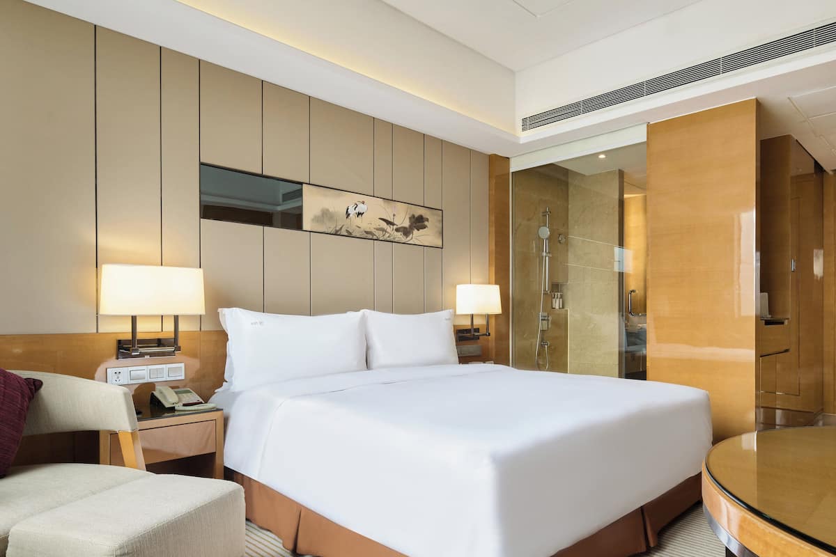 スタンダード ルーム キングベッド 1 台 | 20 室のベッドルーム、高級寝具、羽毛の掛け布団、ミニバーのアイテム (無料)