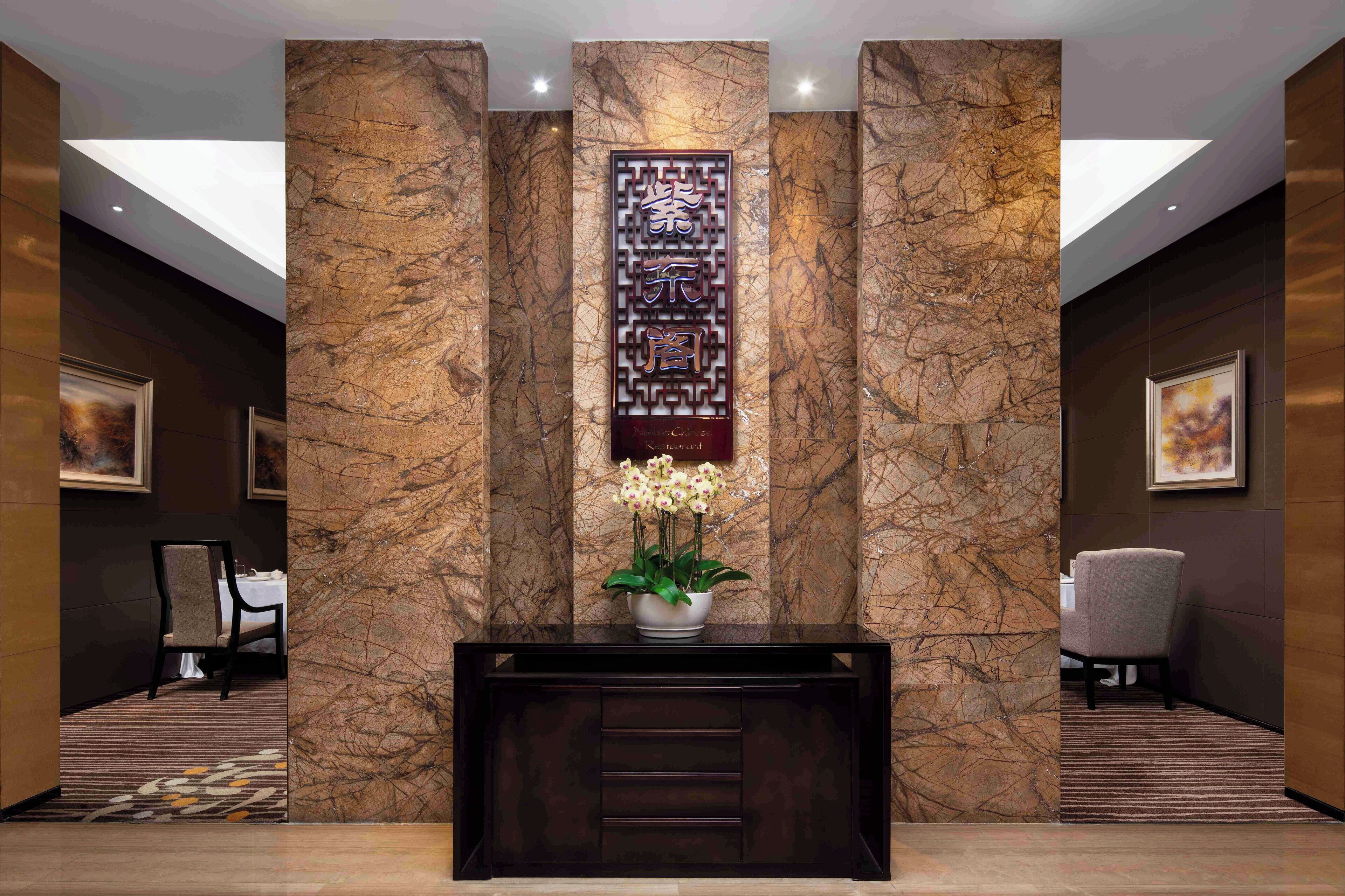 2 restaurants, breakfast served