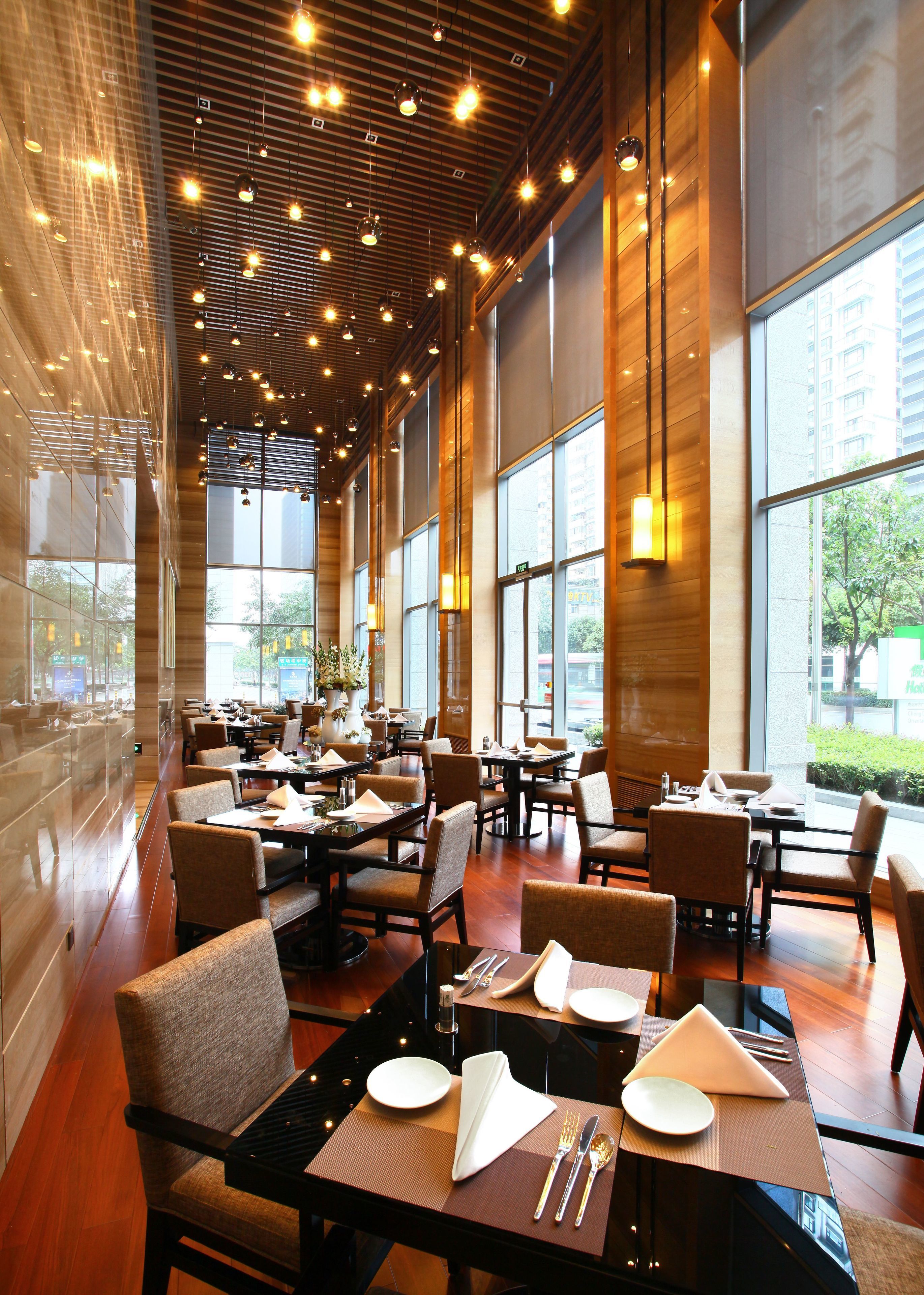 Daily buffet breakfast (CNY 118 per person)