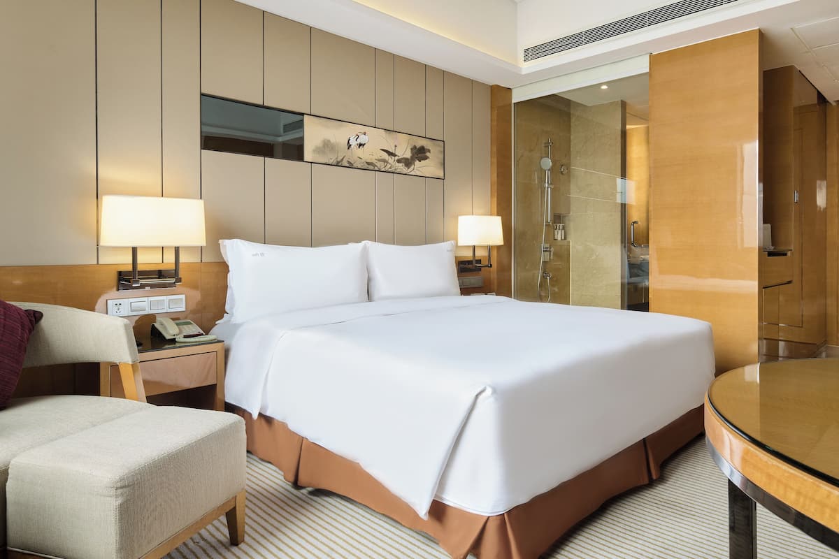20 bedrooms, premium bedding, free minibar items, in-room safe