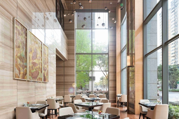 2 restaurants, breakfast served