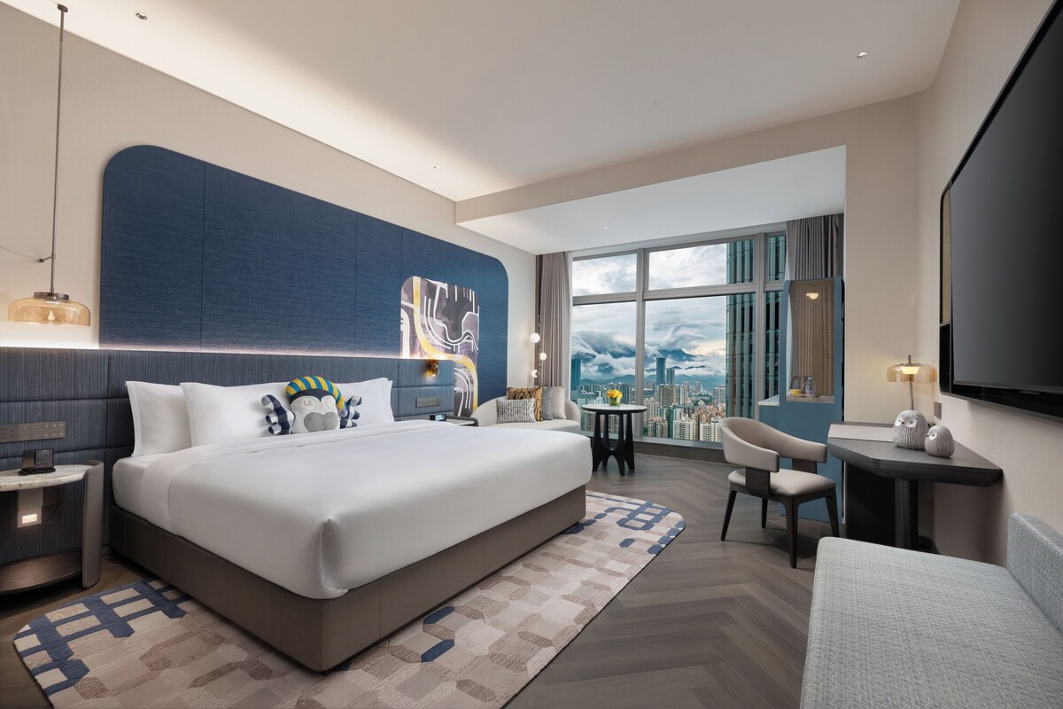 Standard Room, 1 King Bed | Premium bedding, minibar, in-room safe, desk