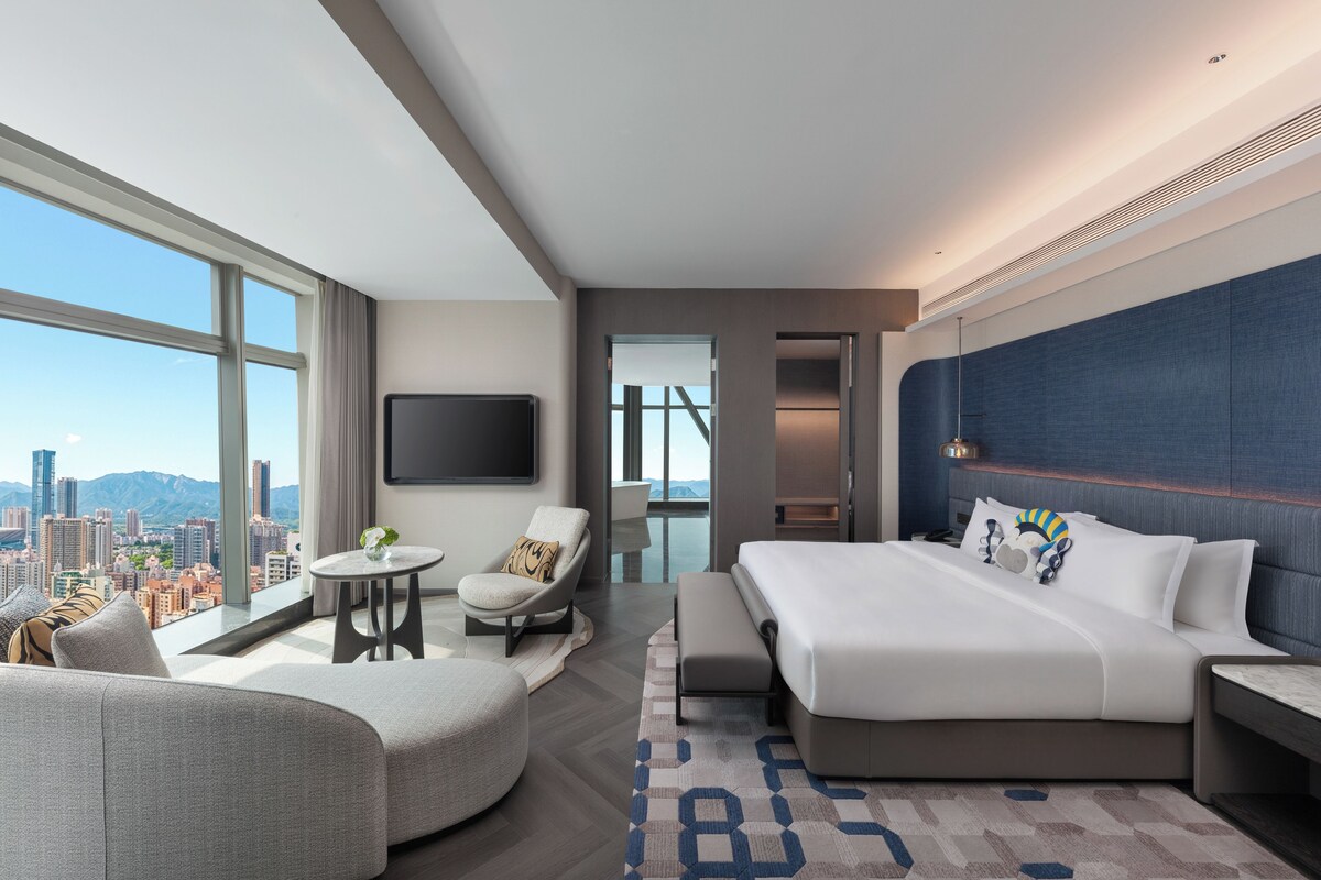 Suite, 1 King Bed | Premium bedding, minibar, in-room safe, desk