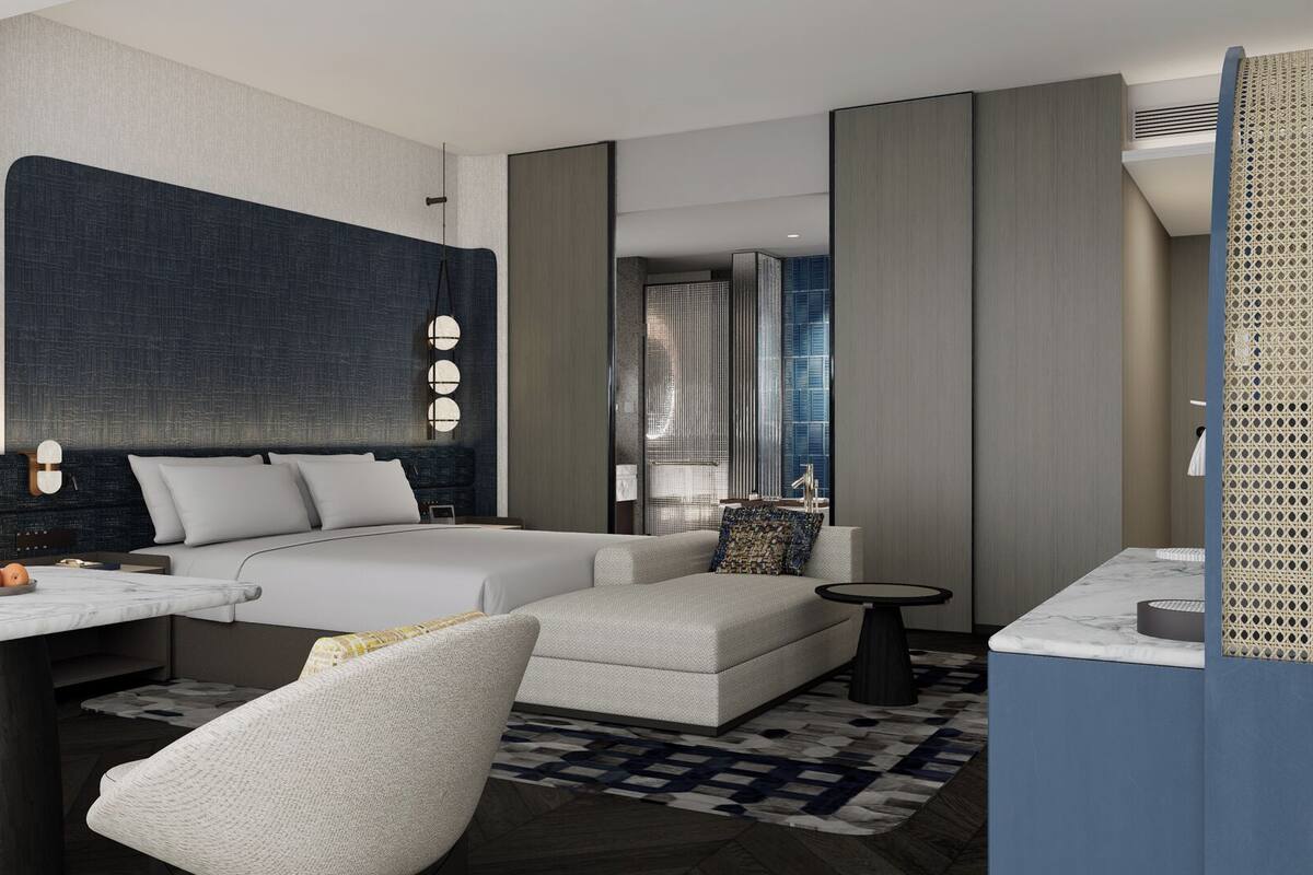Ein modernes Hotelzimmer mit einem Bett, einem Sofa und einem kleinen Tisch.