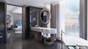 Un moderno baño de hotel con tocador de mármol, un espejo grande, una bañera y vistas a la ciudad.
