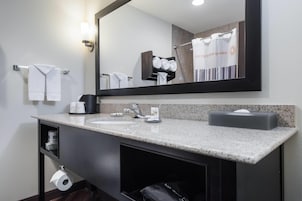 Bañera con ducha, artículos de tocador gratuitos, secador de pelo