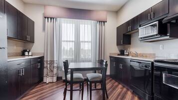 Deluxe Apartment, 1 King Bed, Non Smoking | Premium bedding, pillowtop beds, in-room safe, desk