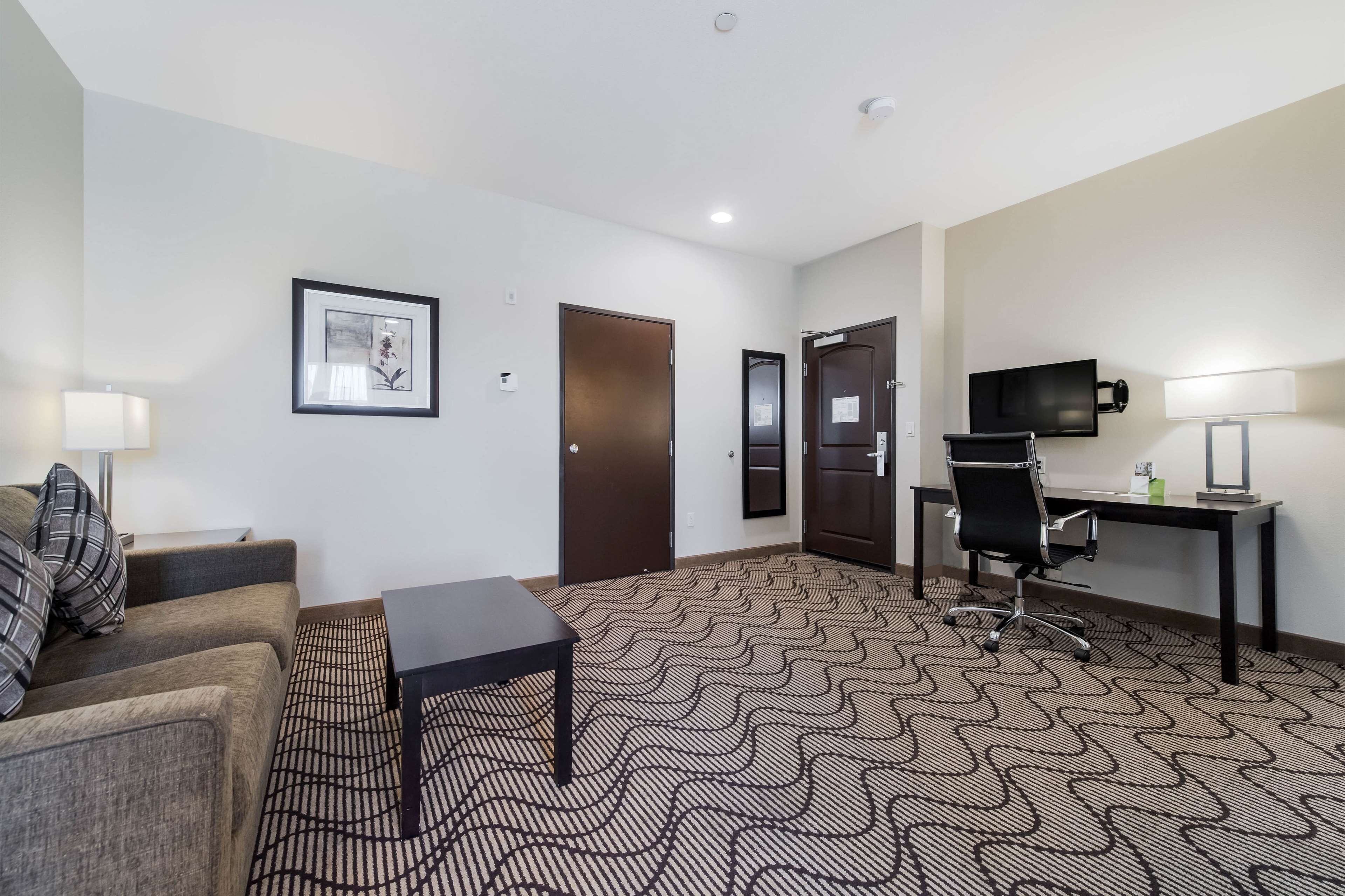 deluxe apartment, 1 king bed, non smoking | premium bedding, pillow-top beds, in-room safe, desk