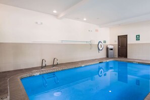 Indoor pool - La Quinta Inn & Suites by Wyndham Auburn (Auburn)
