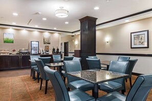 Free daily buffet breakfast  - La Quinta Inn & Suites by Wyndham Auburn (Auburn)