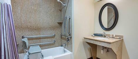 Un baño con bañera, ducha y lavamanos.