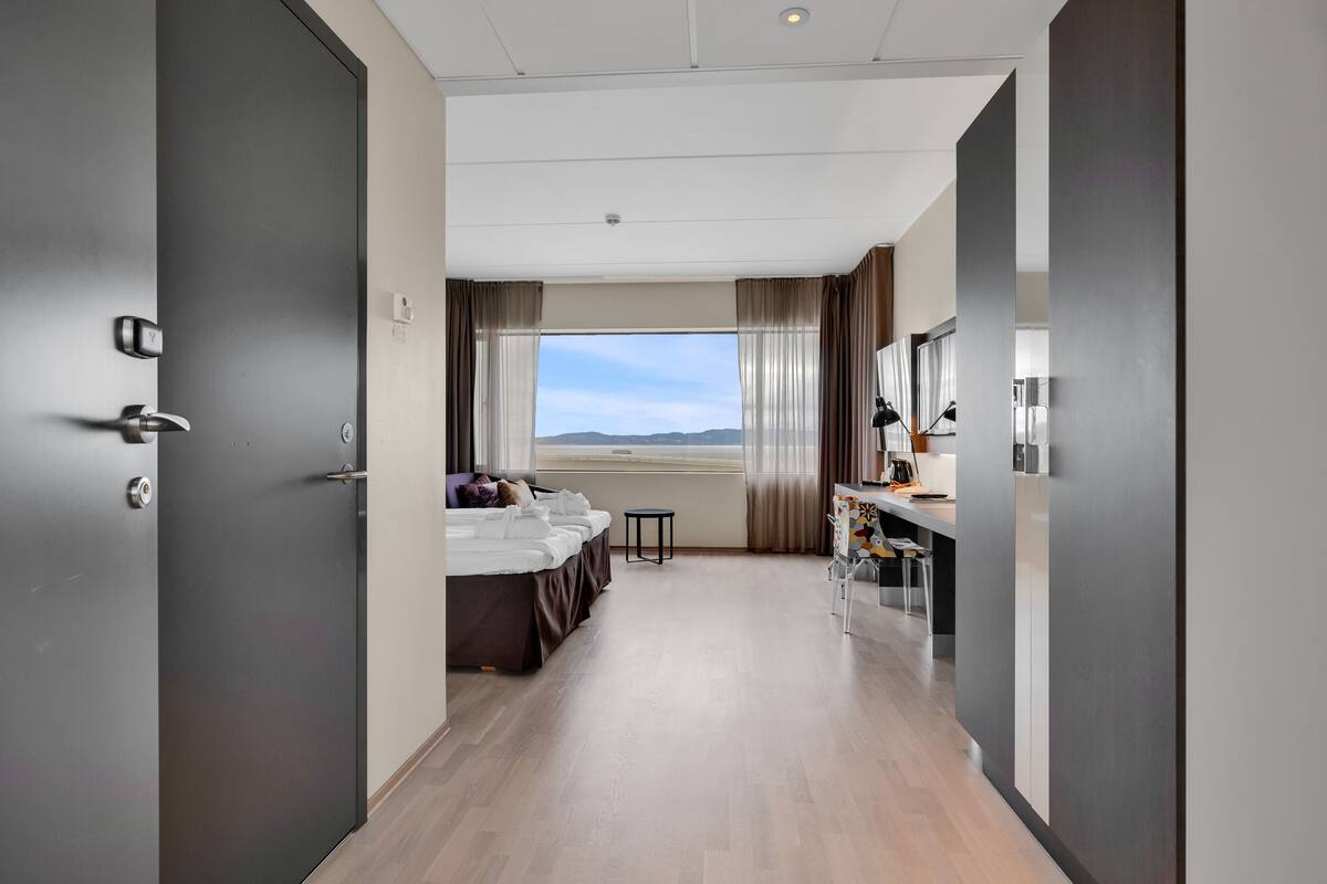 pillow-top beds, minibar, in-room safe, desk