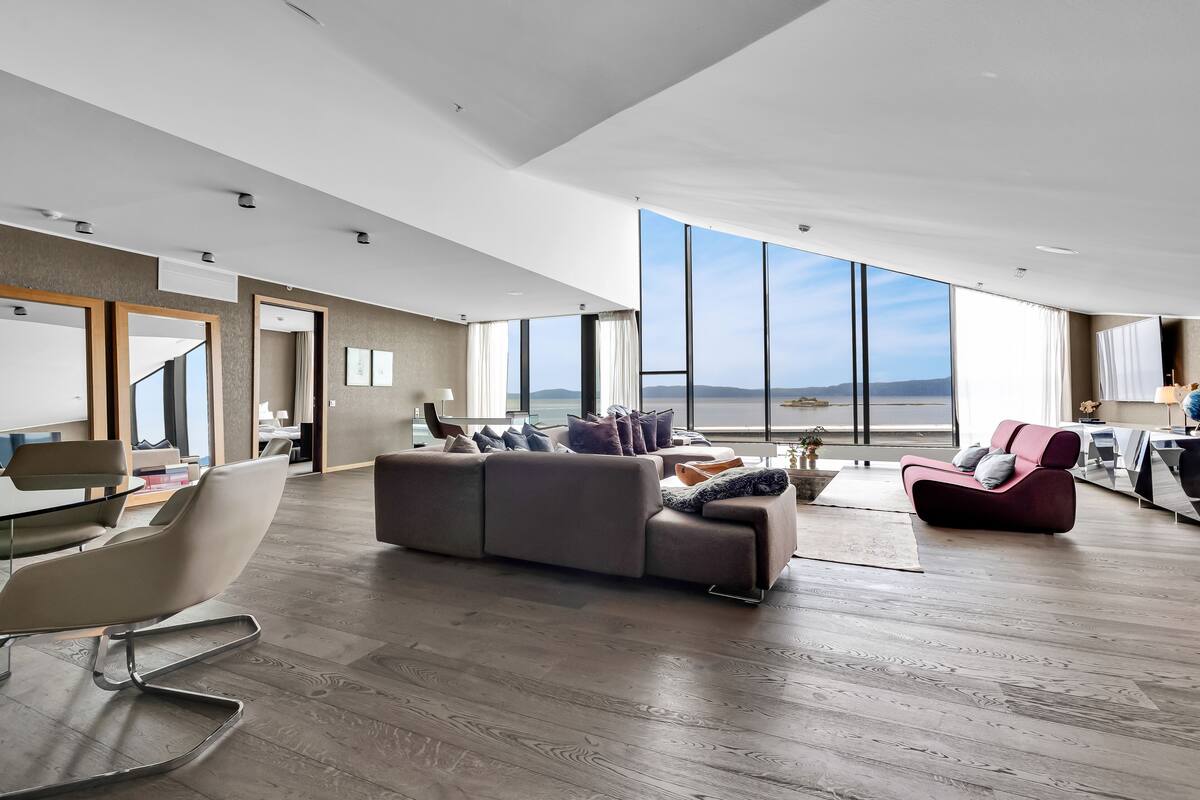 pillow-top beds, minibar, in-room safe, desk