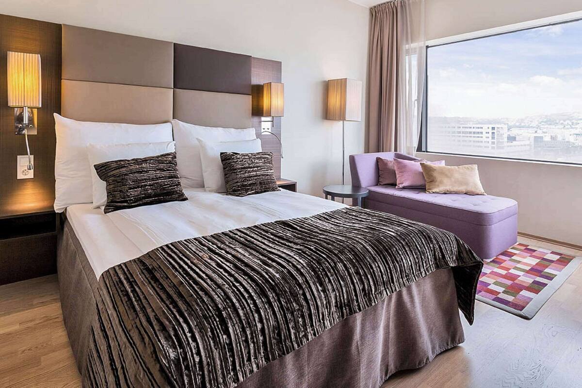 Deluxe Room, 1 Double Bed | Pillowtop beds, minibar, in-room safe, desk