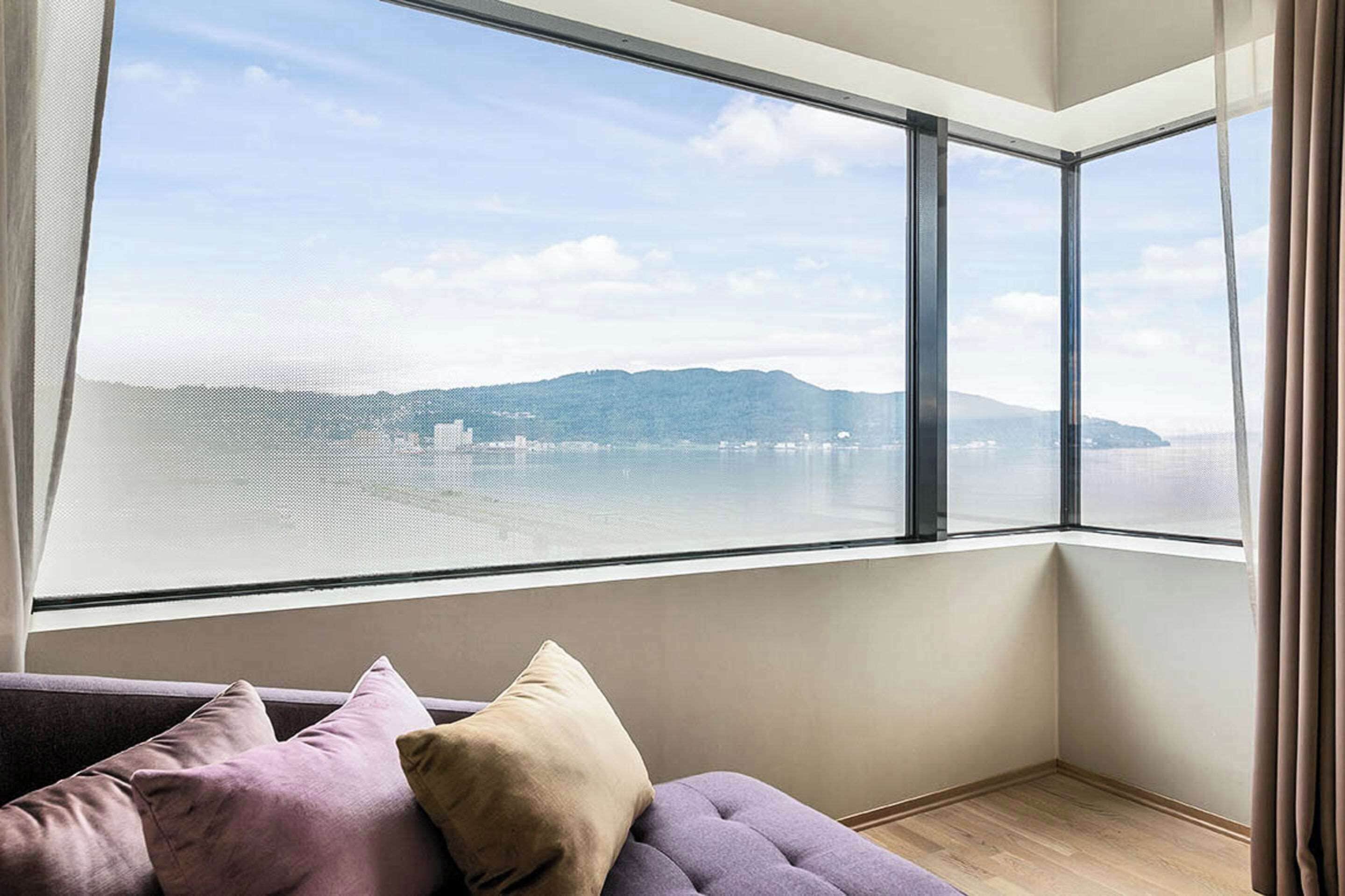 deluxe room, 1 double bed | pillow-top beds, minibar, in-room safe, desk