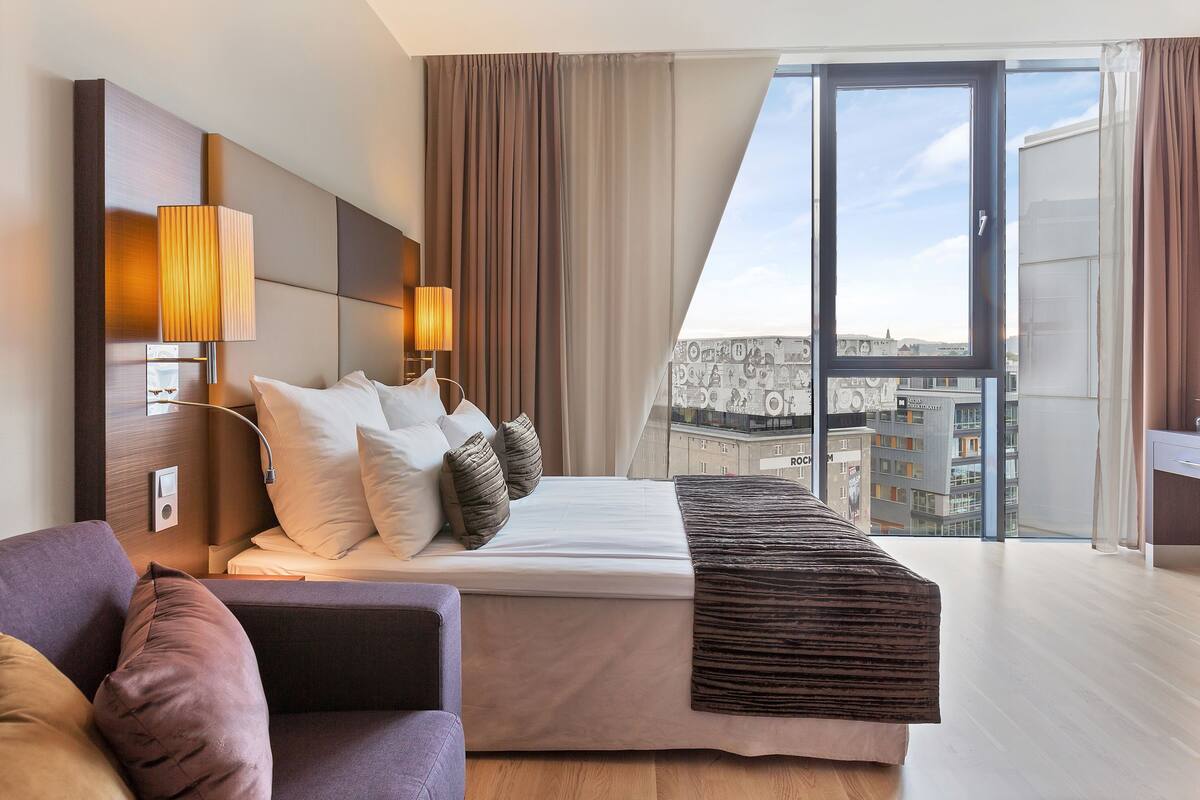 pillow-top beds, minibar, in-room safe, desk