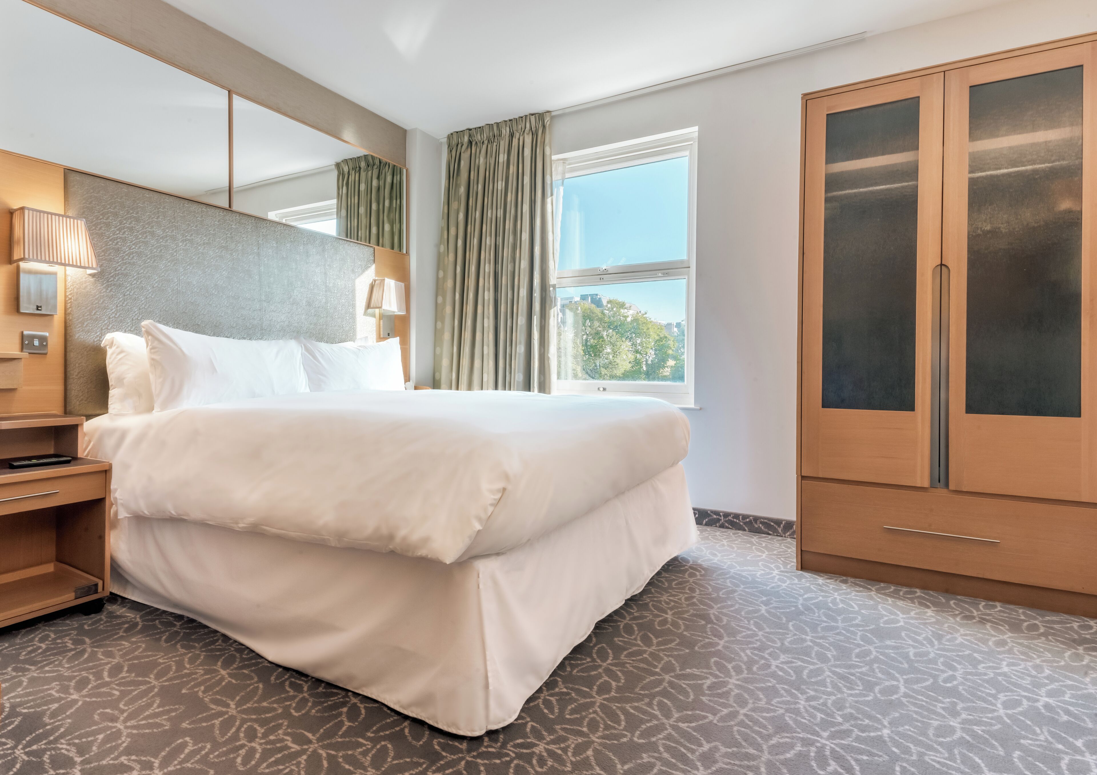 1 bedroom, egyptian cotton sheets, premium bedding, desk