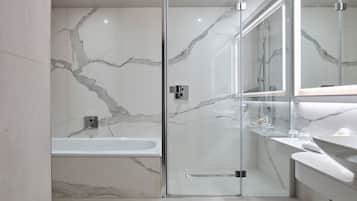 Douche, sĂšche-cheveux, serviettes fournies, savon