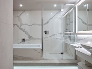 Shower, hair dryer, towels, soap - Club Quarters Hotel Covent Garden Holborn (London)